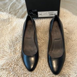 New I. Box Aerosoles mid heel shoe